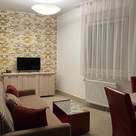 Holiday Wing Apartment 2 Ягодина Экстерьер фото